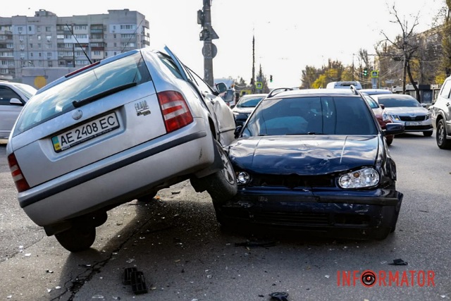 В Днепре на Паникахи Skoda наехала на капот Volkswagen: также задело Lada, в салоне был ребенок