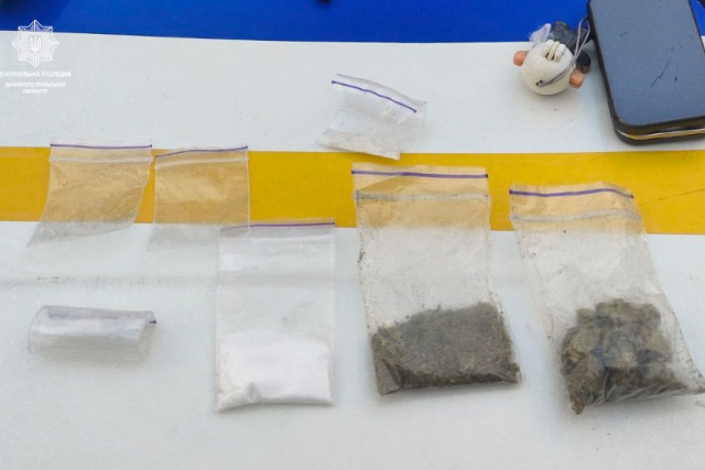 Патрульні виявили у дніпрянина ймовірно наркотичні речовини