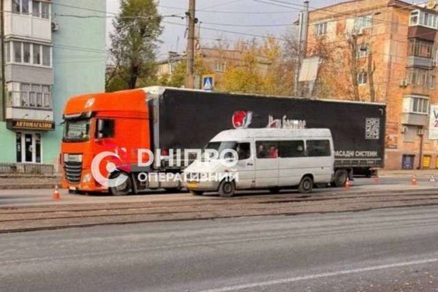 Мужчина погиб под колесами фуры на проспекте Хмельницкого в Днепре