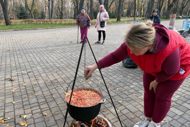 В парке Шевченко готовили вкусный украинский борщ и угощали всех желающих