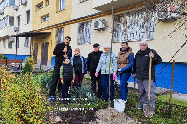 Дніпро зеленіє на очах