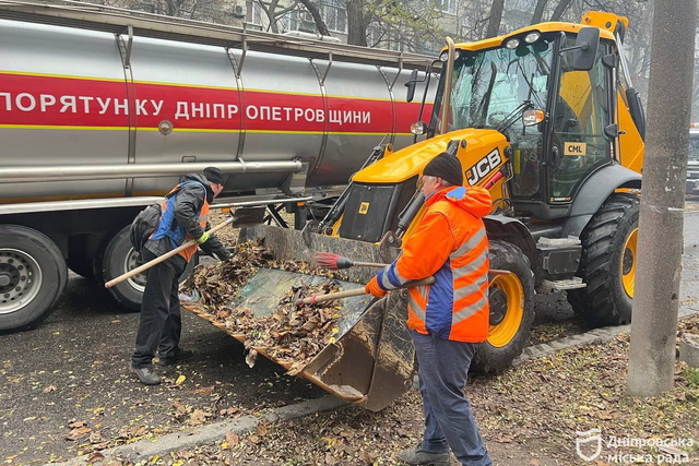 Працюють комунальники, благодійники, надзвичайники: у Дніпрі триває ліквідація наслідків нічної атаки рф