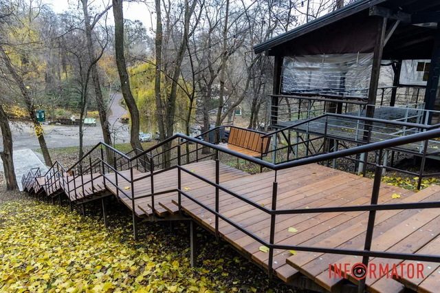 У парку Зелений Гай у Дніпрі за 2 мільйони гривень встановили сходи з лавками