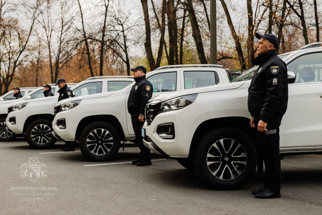 Дніпровській поліції передали 5 пікапів