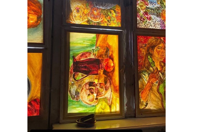 Картины вместо фанеры на разбитых окнах появились в Днепре