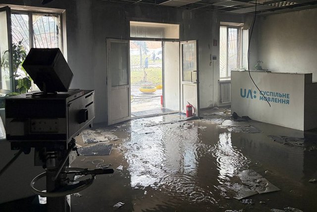 Приміщення всередині будівлі редакції Суспільне Дніпро, 18 листопада 2025 року. Суспільне Дніпро Обстріл рф офісу Суспільного у Дніпрі є воєнним злочином — «Репортери без кордонів»