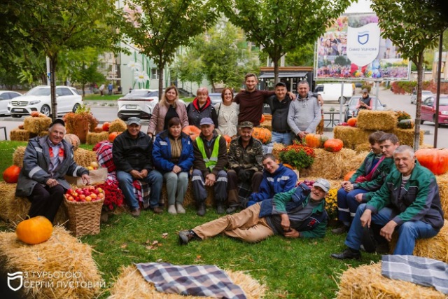 Сено из фотозоны в Днепре уехало к бездомным животным