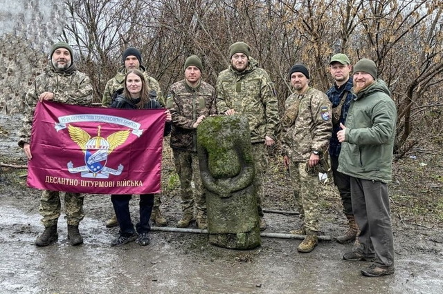 Днепровские воины и волонтеры спасли еще одну «каменную бабу»