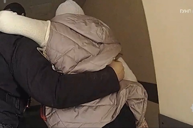 Під атакою ворожого дрона: поліцейські Нікопольщини евакуювали поранену під час російської атаки жінку