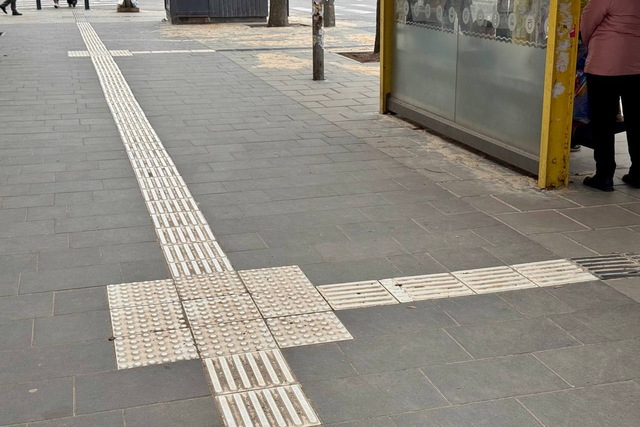 В Днепре в первые использовали белую тактильную плитку при реконструкции тротуара