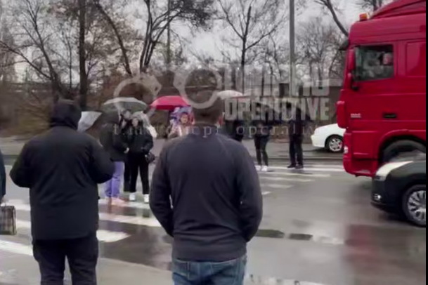В Днепре 3 жилых массива третьи сутки без воды: местные перекрыли дорогу