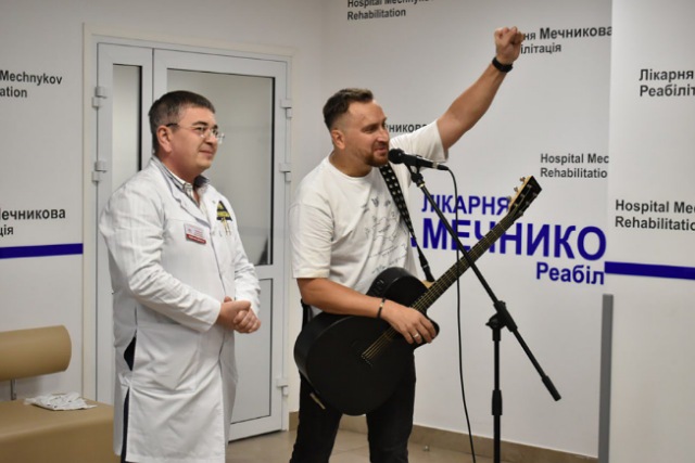 У лікарні Мечникова відбувся концерт популярного гурту СКАЙ