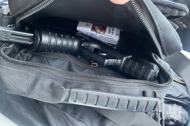 В Днепре патрульные задержал дебошира, который выламывал дверь и угрожал пистолетом