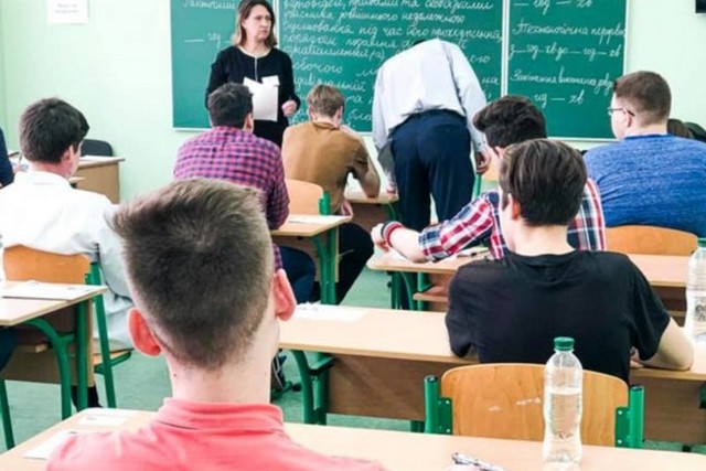 В Украине школам предложили продлить зимние каникулы и перейти на 6-дневку