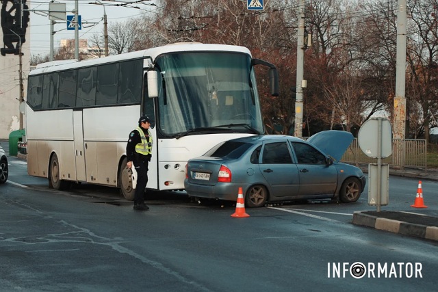 В Днепре на Сичеславской Набережной возле Цирка Lada залетела под автобус: водитель в больнице (появилось видео момента)