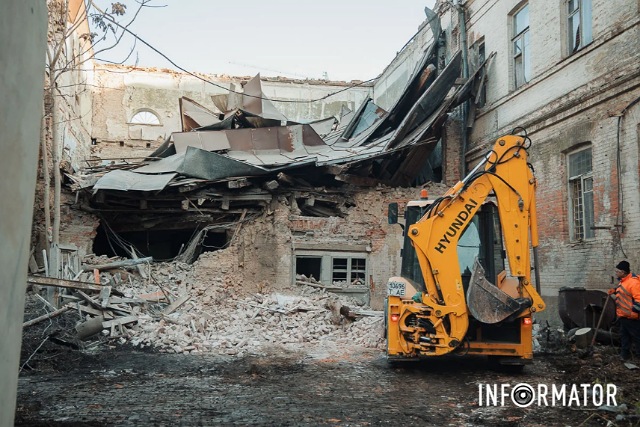 В Днепре на Воскресенской обрушилась крыша дома: заезд на улицу перекрыли