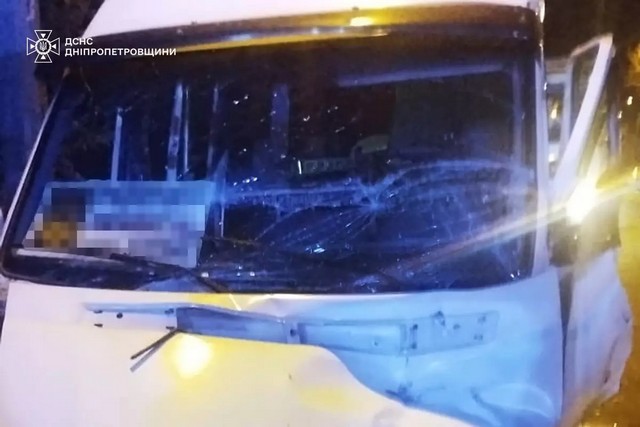 В Днепре в результате ДТП с участием ВАЗ и маршрутки погиб водитель, есть пострадавшие