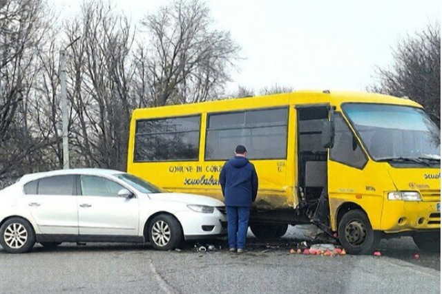 Відео моменту: у Підгородньому легковик зіштовхнувся з автобусом