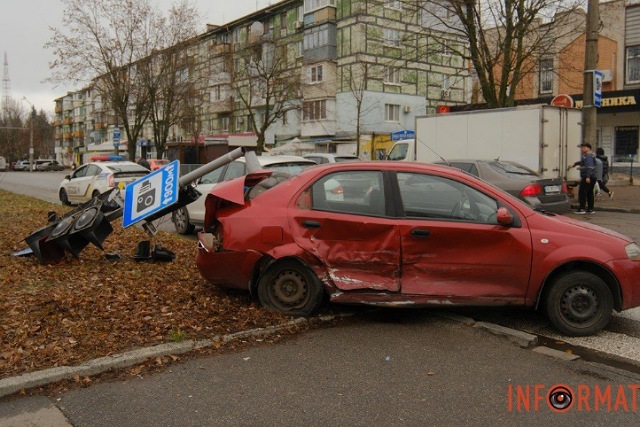 У Дніпрі на проспекті Поля Chevrolet після зіткнення з Audi зніс світлофор (з'явилося відео моменту)