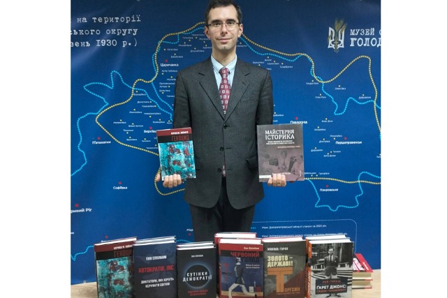 Дніпровському музею подарували бібліотеку