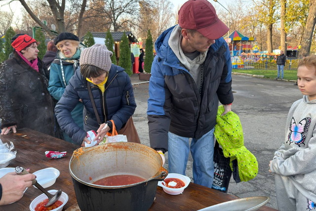 В парке Глобы кормили всех желающих бесплатным вкусным борщом с костра