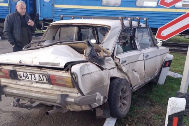 В Днепропетровской области пассажирский поезд столкнулся с автомобилем