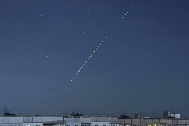 У небі над Дніпром бачили «зоряний поїзд» Starlink: з'явилися фото та відео