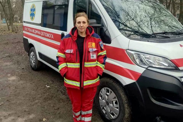 Бригада швидкої допомоги випадково помітила та врятувала чоловіка, збитого посеред траси на Дніпропетровщині