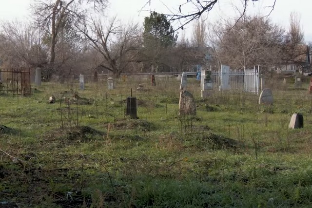 Старинное кладбище в Днепре под ударом: варвары разбирают историю на металлолом