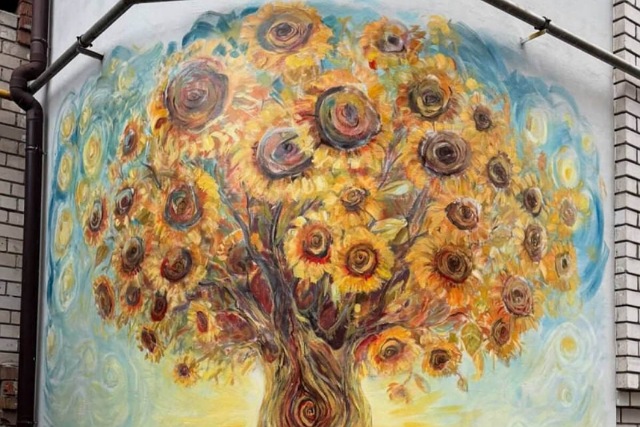 У центрі Дніпра з’явився новий яскравий мурал із соняшниками