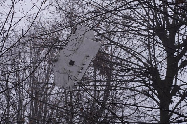 Уламок дрона на дереві поблизу багатоповерхівки у Дніпрі. Суспільне Дніпро В Днепре вблизи многоэтажки на деревьях зависли обломки сбитого дрона