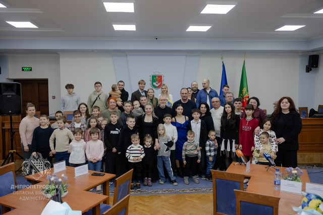 10 домов для детских домов семейного типа: в Кривом Роге родителям-воспитателям вручили ключи от нового жилья