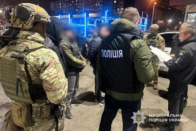 У Дніпрі за вимагання неіснуючого боргу у підприємця поліцейські затримали групу чоловіків