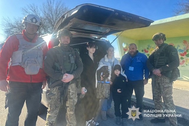 Полицейские «Белые ангелы» эвакуировали семью с детьми из опасного района Никополя