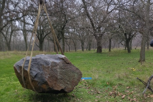 У парку Дружби встановили пам'ятний камінь