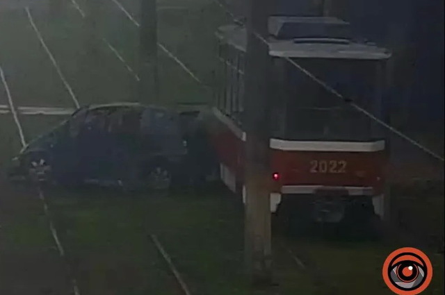 У Кам’янському Mercedes врізався у трамвай: момент ДТП