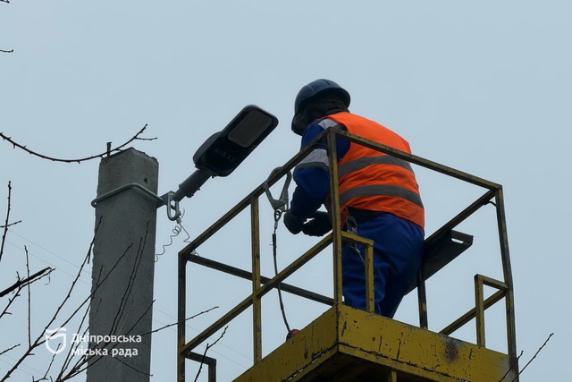 У Дніпрі триває модернізація зовнішнього освітлення: на вул. Олександра Данченка вперше за десятиліття з’явиться світло