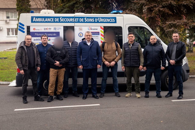 Днепропетровский облсовет передал военным современный автомобиль скорой помощи