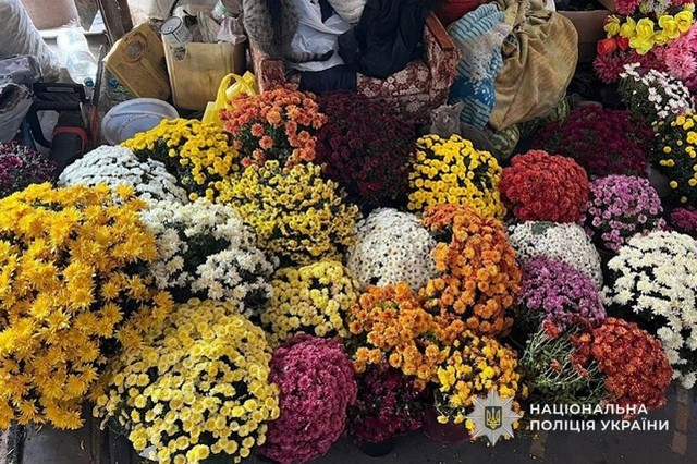 На Днепропетровщине полицейские задержали двух местных жителей, которые обокрали могилы погибших защитников Украины