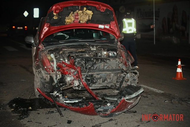 Машина влетела в дерево и забор, пострадавший в больнице: в Днепре на Старочумацкой столкнулись Peugeot и Subaru