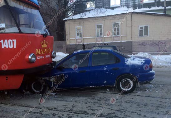 На улице Шмидта автомобиль попал под трамвай