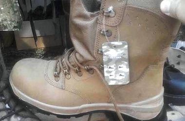 Берцы продавали на рынке. Фото: facebook.com Минобороны проверяет, как на Днепропетровский рынок попали армейские ботинки