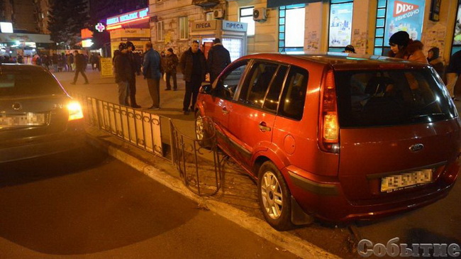 Ford врезался в забор в центре Каменского