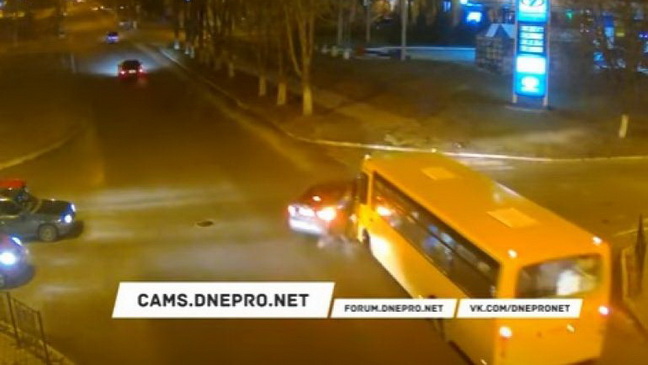 ДТП в Каменском: автомобиль пытался проскочить перед маршруткой