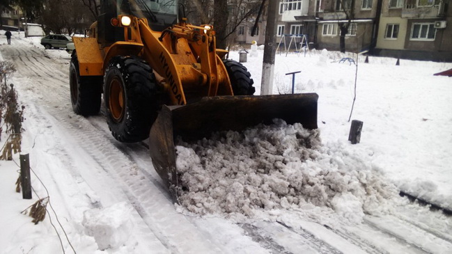 У Кам`янському тривають роботи з розчищення снігу