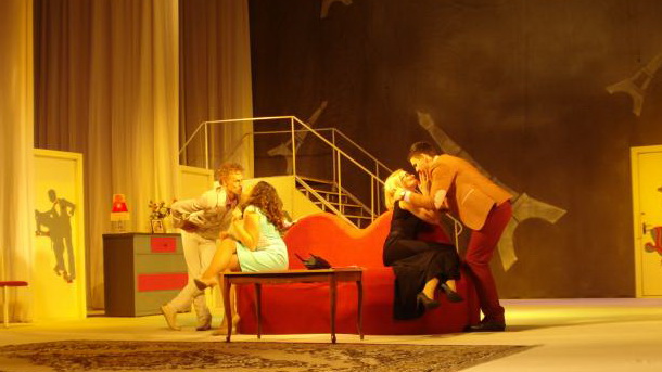 В Каменском театре состоялась премьера комедии Марка Камолетти «Ох уж эта Анна!»