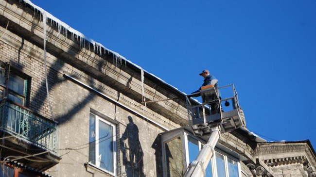 В Каменском коммунальщики убирают сосульки с крыш домов