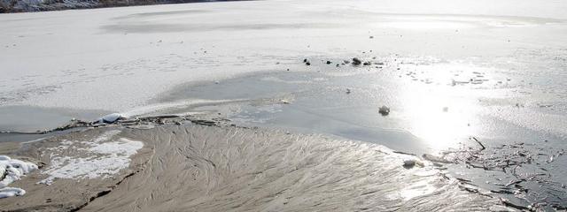 Лед еще слишком тонкий, будьте осторожны!
