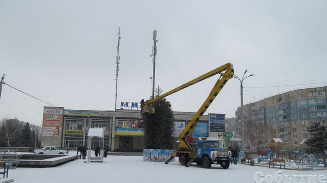 В Каменском украшают левобережную елку