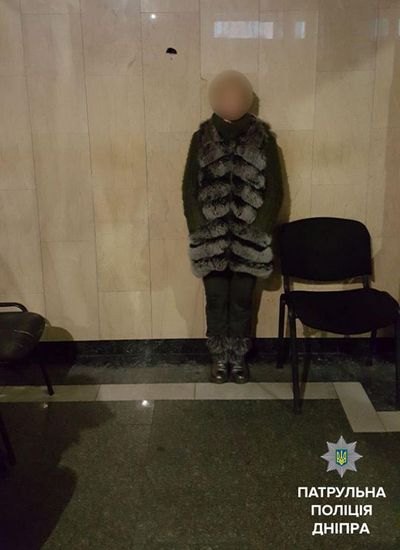 Женщина-водитель в присутствии патрульных пыталась проглотить вещество, похожее на наркотическое